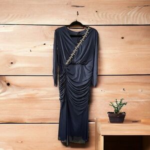 Beautiful very flattering dress